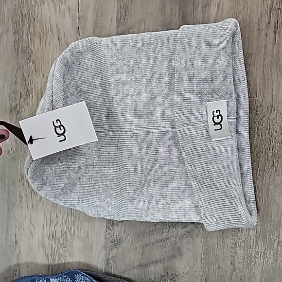 UGG Cuff Beanie - Picture 1 of 5
